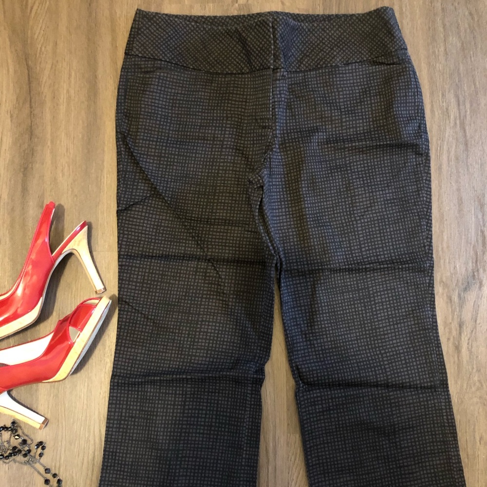 Misses Express brand Editor flair leg Capri pants